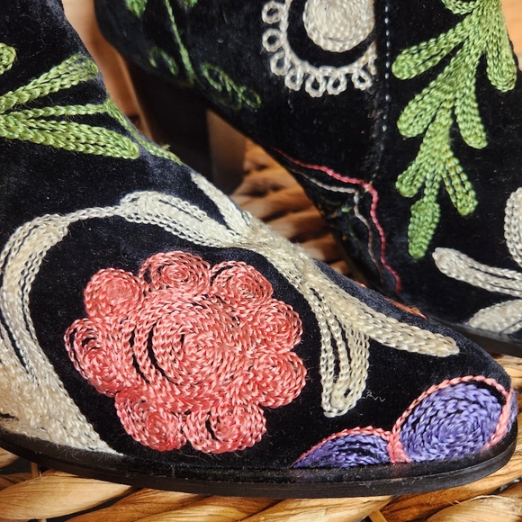 WOMEN'S SUZANI BLACK VELVET HAND EMBROIDERED STATEMENT KNEE BOOTS SIZE 8.5 / 39 - Picture 6 of 16